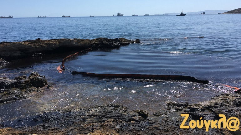 Έντονη ανησυχία για τα κομμάτια πετρελαιοκηλίδας που έφτασαν στην Πειραϊκή
