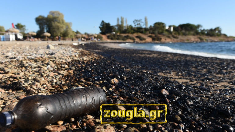 Η πετρελαιοκηλίδα έφτασε στη Γλυφάδα – έντονη οσμή σε ολόκληρη την περιοχή