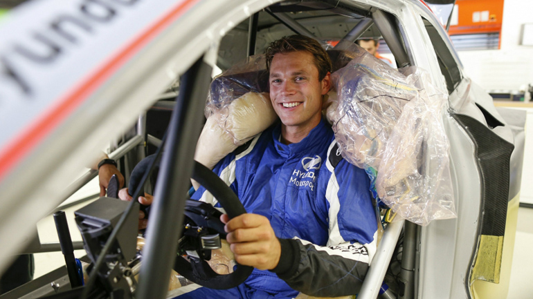 Ραμμένο πάνω στον Mikkelsen το μπάκετ κάθισμα του i20 WRC