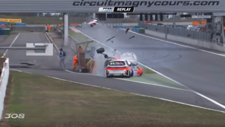 Σφοδρό ατύχημα σε αγώνα ταχύτητας Σφοδρό ατύχημα σε αγώνα ταχύτητας