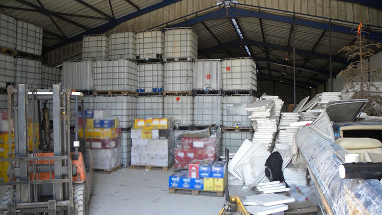 Μενίδι: Πυρκαγιά σε παράνομο εργαστήριο παρασκευής νοθευμένων ποτών