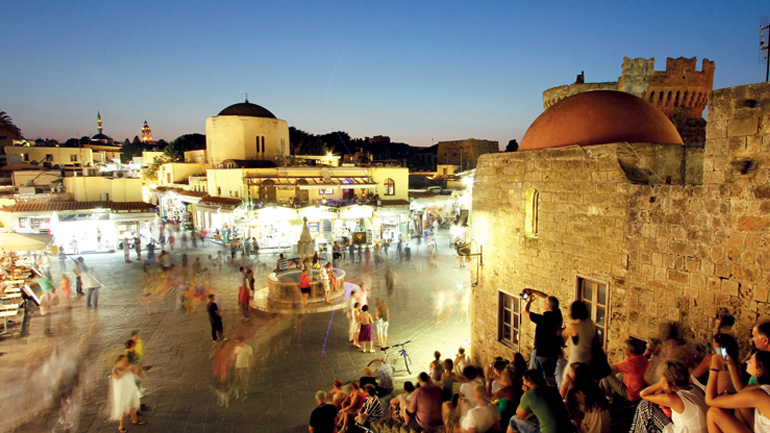 Βγήκαν τα μαχαίρια στην Παλιά Πόλη της Ρόδου