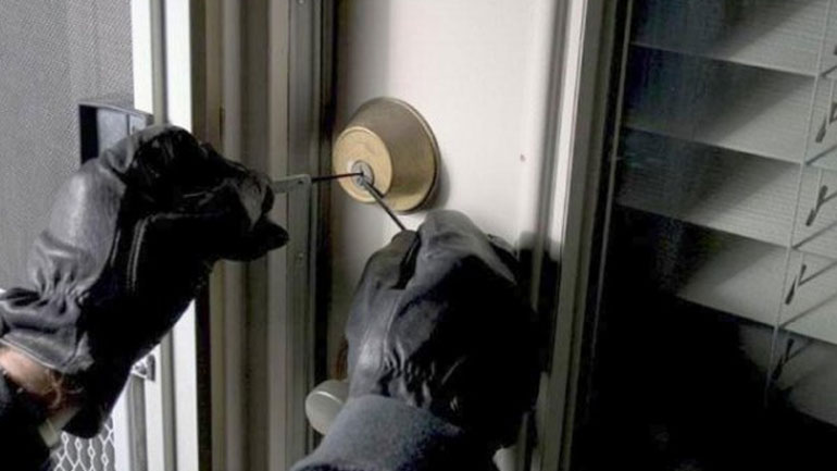 Κατερίνη: Διέρρηξαν το σπίτι 79χρονης και συνελήφθησαν Κατερίνη: Διέρρηξαν το σπίτι 79χρονης και συνελήφθησαν