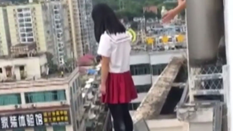 Κίνα: Ψύχραιμος δάσκαλος σώζει κοριτσάκι από βέβαιο θάνατο