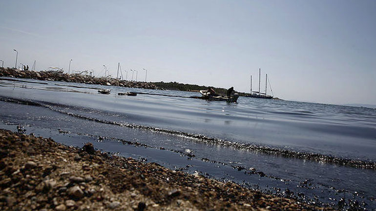 Σκάφος απορρύπανσης από την ΕΕ για την αντιμετώπιση της πετρελαιοκηλίδας