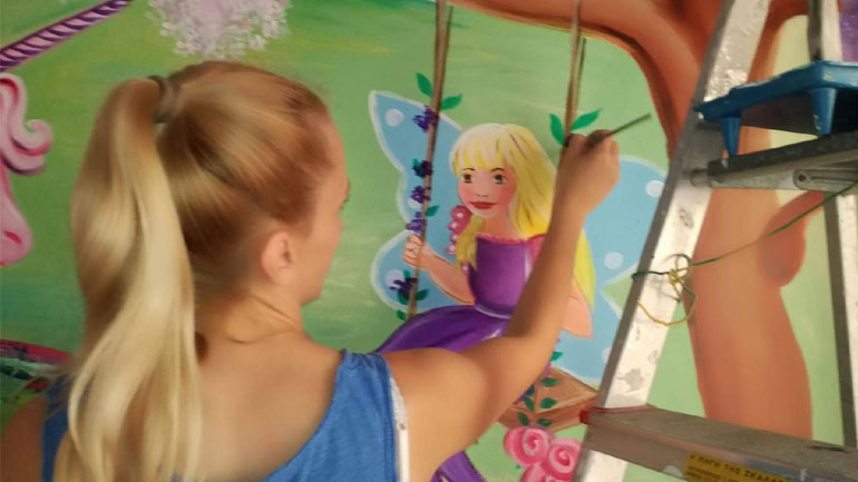 Lucan Alina Mirela: Η γνωστή καλλιτέχνης που φέρνει τους ήρωες των παιδιών στα δωμάτιά τους