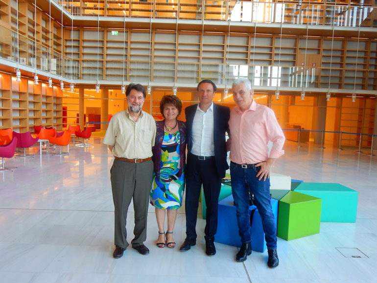 Στιγμιότυπο από την επίσκεψη στο Ιδρυμα Σταύρος Νιάρχος. Από αριστερά, ο Διευθυντής της Εθνικής Βιβλιοθήκης της Ελλάδος Δρ Φίλιππος Τσιμπόγλου, η Βουλευτής του ΣYΡIZA και μέλος της Ειδικής Μόνιμης Επιτροπής Ελληνισμού της Διασποράς κ. Χρυσούλα Κατσαβριά-Σιωροπούλου, ο Πρόεδρος της Ελληνικής Κοινότητας Μελβούρνης κ. Βασίλης Παπαστεργιάδης και ο Γενικός Γραμματέας κ. Κώστας Μάρκος