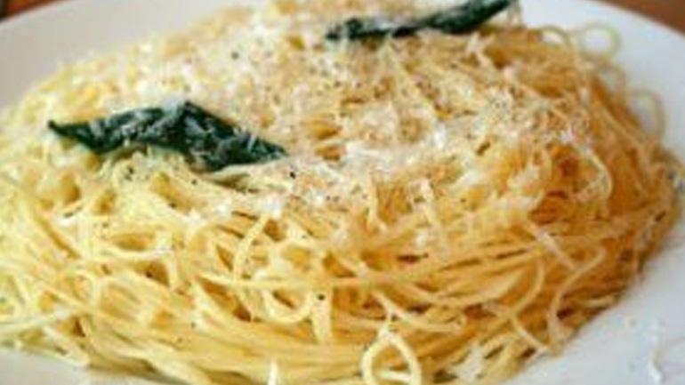 Μακαρόνια με σκόρδο και βούτυρο