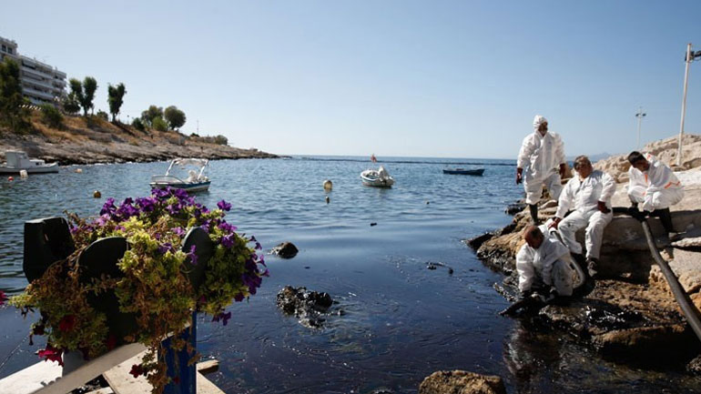 Έρευνες του Λιμενικού και στα καύσιμα του Blue Star που βρέθηκε στην περιοχή του Περάματος