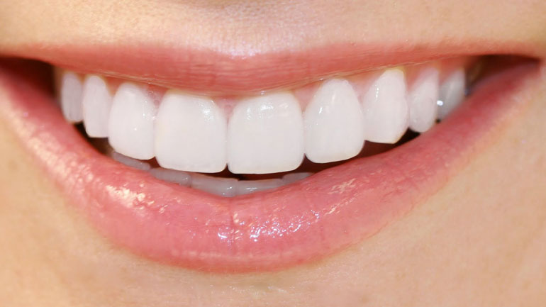 Κατάστημα στο Χαλάνδρι με άδεια κομμωτηρίου παρείχε υπηρεσίες λεύκανσης δοντιών