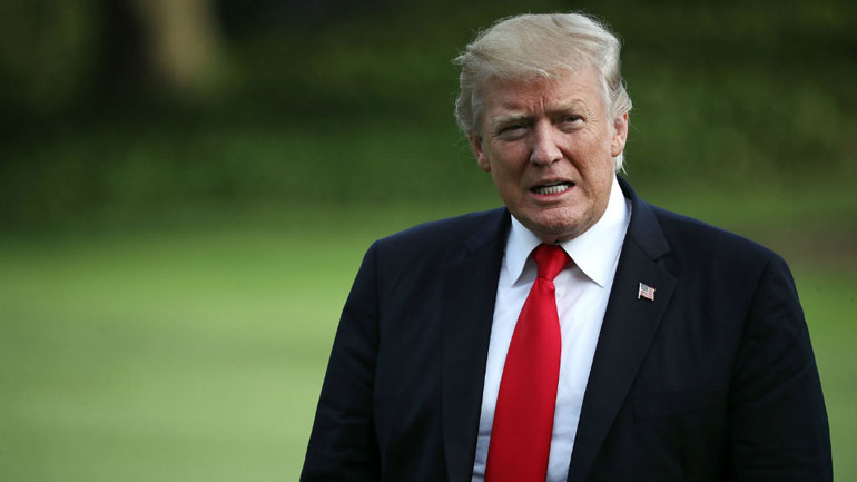 Ο Τραμπ υπέγραψε απόφαση που καταδικάζει τους οπαδούς της ανωτερότητας της λευκής φυλής