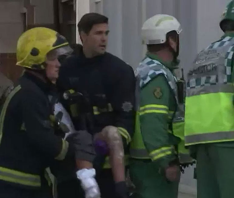 Μαθητής μεταφέρεται τραυματισμένος από άνδρες της πυροσβεστικής