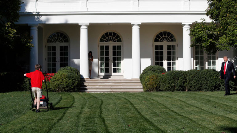 ΗΠΑ: 11χρονος θαυμαστής του Τραμπ κούρεψε το γκαζόν του Λευκού Οίκου