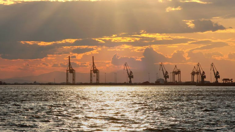 Αποκολλήθηκε το φορτηγό πλοίο που είχε προσαράξει στον Θερμαϊκό