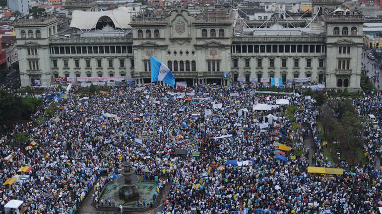 Γουατεμάλα: Αστυνομικοί έβγαλαν τους βουλευτές από το αποκλεισμένο από διαδηλωτές κοινοβούλιο