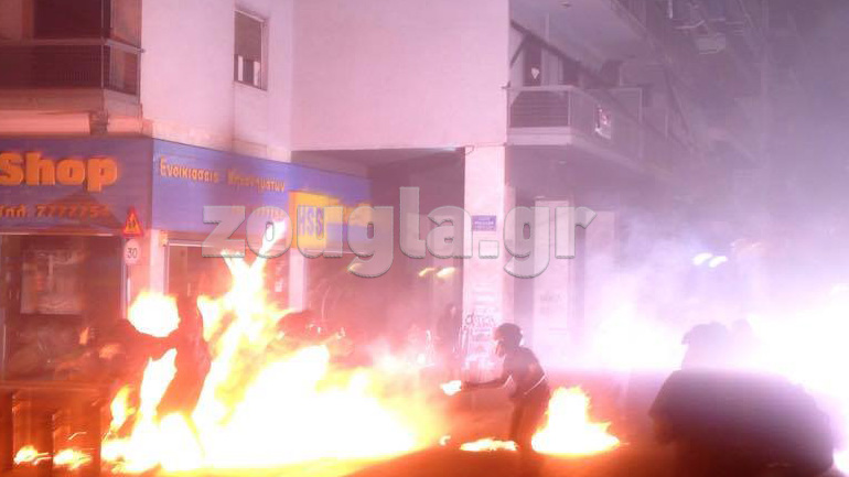 Επεισόδια έξω από τα γραφεία της Χρυσής Αυγής