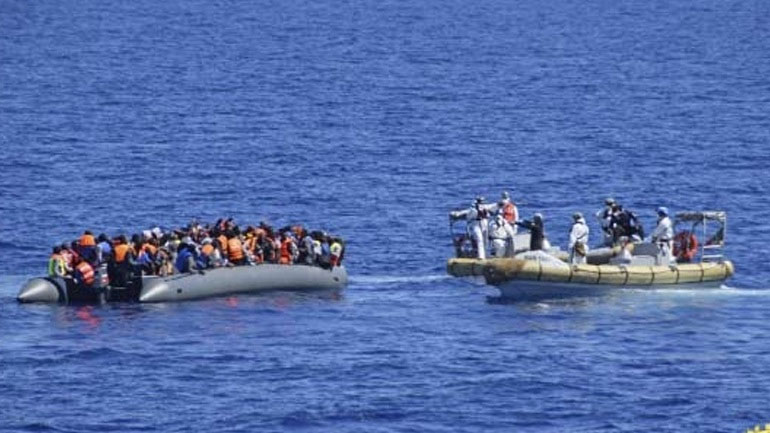 Λιβύη: Οι δυνάμεις της ακτοφυλακής αναχαίτισαν πλοιάρια που μετέφεραν 1.074 μετανάστες