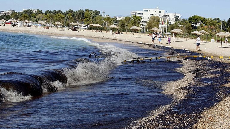 ΕΛΚΕΘΕ: «Προέχει η αποτελεσματική αντιμετώπιση της ρύπανσης που πλήττει μεγάλο μήκος της ακτογραμμής του Σαρωνικού»
