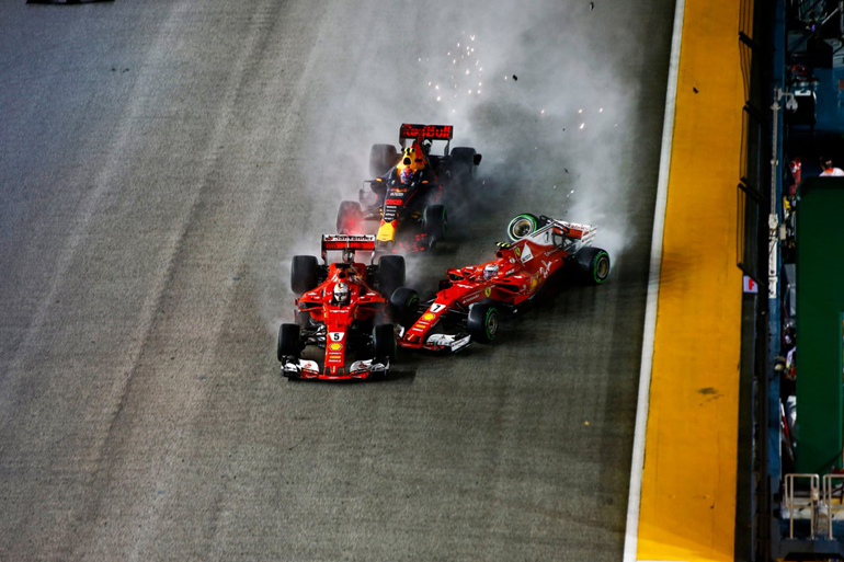 Η στιγμή που ο Raikkonen έχει ακουμπήσει τον Verstappen ο οποίος χάνει τον έλεγχο και σε κλάσματα δευτερολέπτου η Ferrari ακουμπά την... Ferrari του Vettel. Λίγο αργότερα και οι τρεις εγκατέλειψαν, μαζί τους και ο Alonso που βρέθηκε στο... διάβα τους