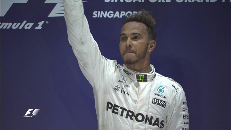 H Lewis Hamilton κέρδισε τον αγώνα της Σιγκαπούρης και έφτασε τις επτά νίκες από την αρχή της χρονιάς και συνολικά τις 60 νίκες στην καριέρα του στη Formula 1