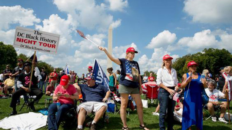 Λαοθάλασσα… 1000 ατόμων υπέρ του Τραμπ