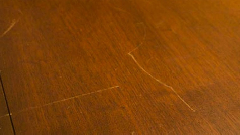 Πώς να αφαιρέσετε τις γρατζουνιές από τις ξύλινες επιφάνειες του σπιτιού σας