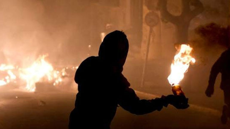 Επιθέσεις με μολότοφ σε διμοιρίες των ΜΑΤ στα Εξάρχεια