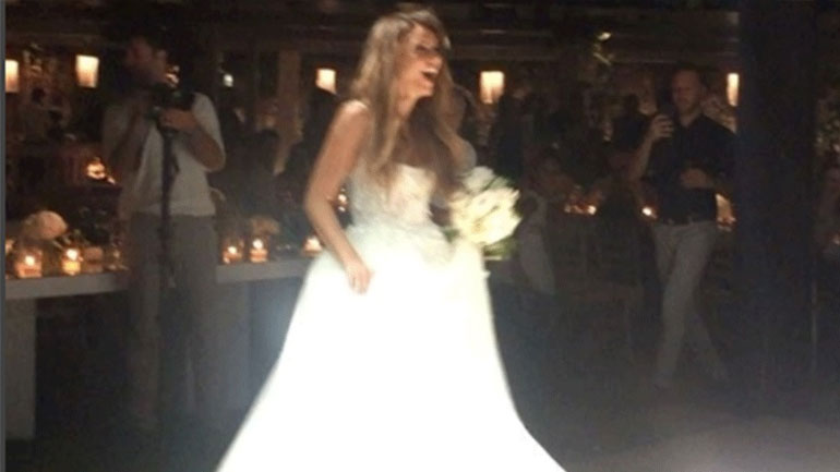 Ελένη Τσολάκη: Δείτε το βίντεο που πετάει την ανθοδέσμη!