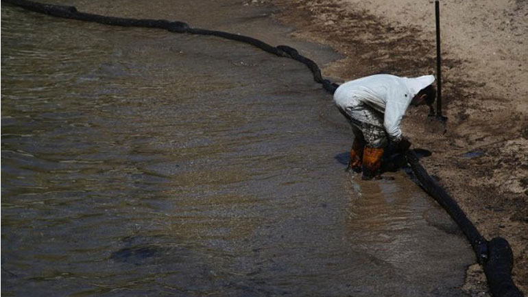 Συγκέντρωση διαμαρτυρίας για την πετρελαιοκηλίδα έξω από το Υπουργείο Ναυτιλίας