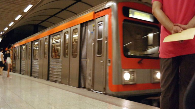 Άνδρας έπεσε στο μετρό στην Ομόνοια