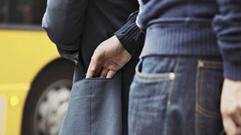 Υπόθεση «Πορτοφολάδες στα ΜΜΜ»: Εμπλέκεται και συγγενής γνωστής μουσικοσυνθέτριας