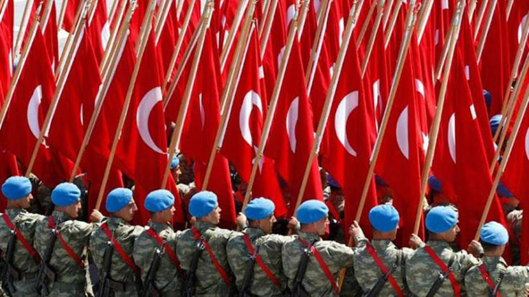 Ο τουρκικός κατοχικός στρατός παρελαύνει στον κατεχόμενο κυπριακό βορρά