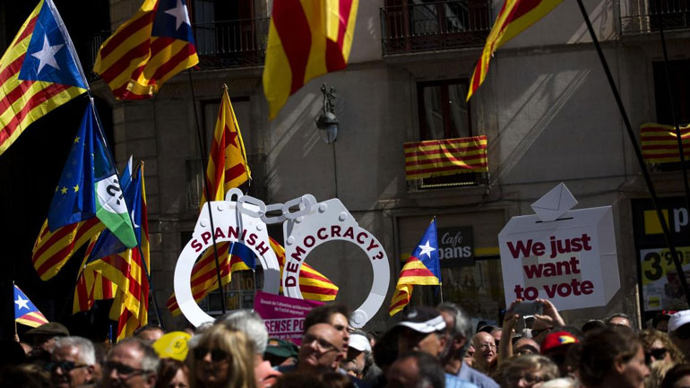 Ισπανία: Οι αρχές κατάσχεσαν προεκλογικά φυλλάδια του δημοψηφίσματος στην Καταλονία