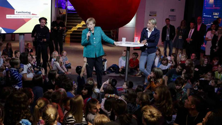 Γερμανία: Συνέντευξη Τύπου σε παιδιά έδωσε η Μέρκελ