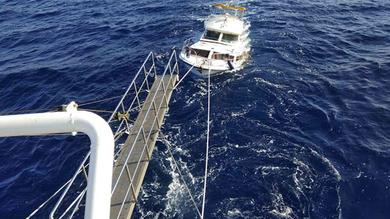 Επιχείρηση ρυμούλκησης του σκάφους που βυθίστηκε στον Αργολικό κόλπο