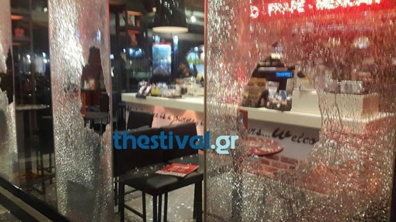 Επεισόδια στην αντιφασιστική πορεία στη Θεσσαλονίκη – Δύο προσαγωγές κι ένας τραυματίας αστυνομικός