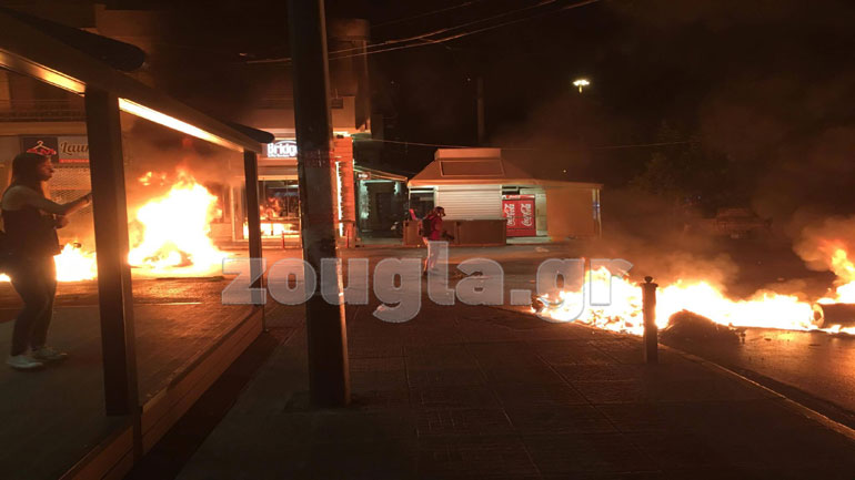 Eπεισόδια στη συναυλία για τον Π. Φύσσα – Zημιές σε καταστήματα – Δύο τραυματίες
