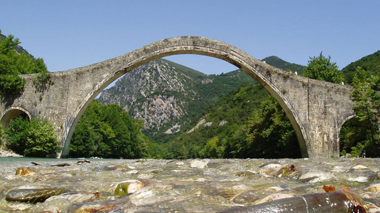 Συνεχίζονται τα έργα στη γέφυρα της Πλάκας