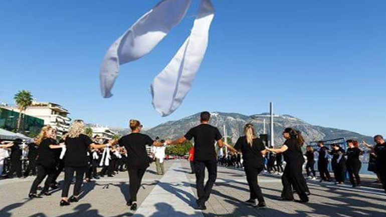 Στο βιβλίο των Ρεκόρ Γκίνες μπήκαν 648 άνθρωποι που χόρεψαν όλοι μαζί Καλαματιανό
