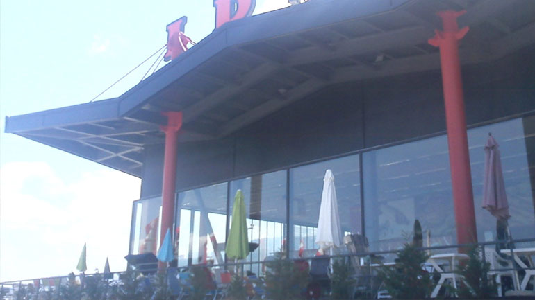 Πάτρα: Έσπασαν τη τζαμαρία με βαριοπούλα και έκλεψαν πολυκατάστημα