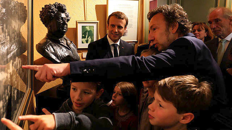 Συνωστισμός για μια σέλφι με τον πρόεδρο της Γαλλίας