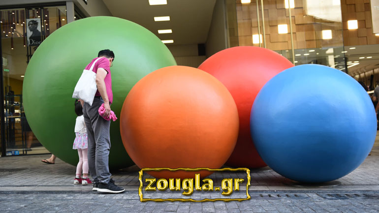 Μυστήριο με τις τεράστιες πολύχρωμες μπάλες που εμφανίστηκαν στην Ερμού Μυστήριο με τις τεράστιες πολύχρωμες μπάλες που εμφανίστηκαν στην Ερμού