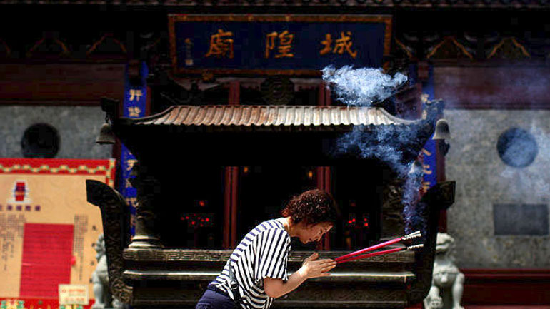 Στην Κίνα μετακίνησαν ιστορικό ναό για να δημιουργηθεί περισσότερος χώρος για τους επισκέπτες