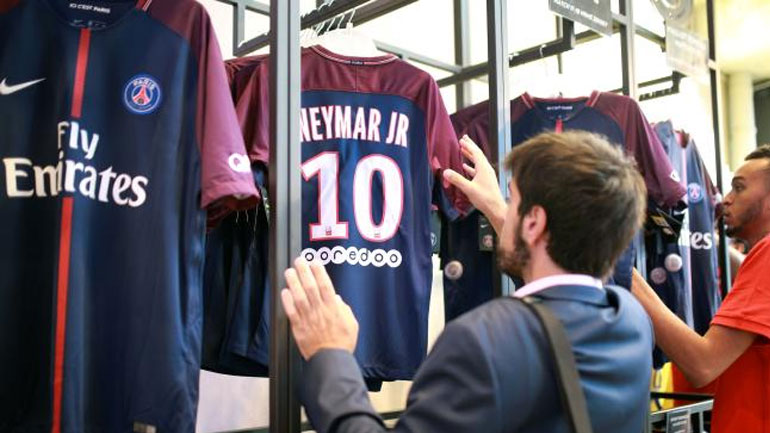 Η Παρί Σ.Ζ. πουλάει 4.000 φανέλες Νεϊμάρ την ημέρα