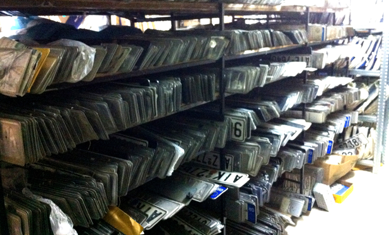 Χιλιάδες πινακίδες κυκλοφορίας βρίσκονται