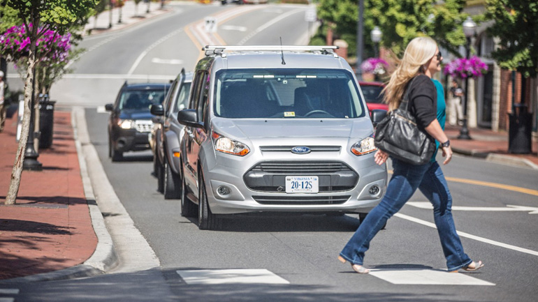 Αυτόνομο όχημα ειδοποιεί με σήματα τους πεζούς Αυτόνομο όχημα ειδοποιεί με σήματα τους πεζούς