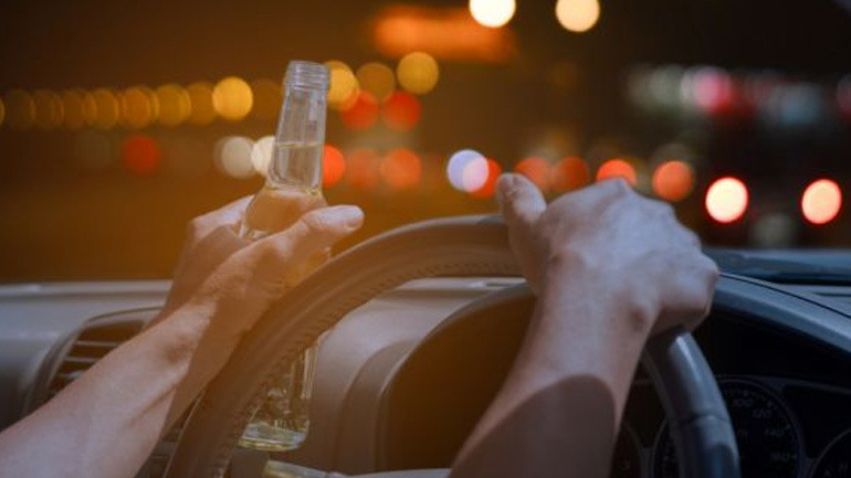 Αφαίρεση της άδειας οδήγησης επί τόπου και δια βίου για οδηγούς υπό την επήρεια μέθης