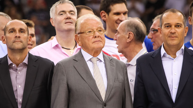 Ο πολύπειρος Σέρβος τεχνικός μαζί με τους ιδιοκτήτες της ΚΑΕ Ολυμπιακός