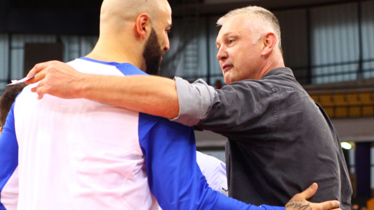 Ο Ζάρκο Πάσπαλιε αγκαλιάζει τον Πέρο Άντιτς