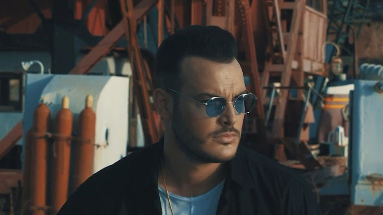 Με τη δυναμική μπαλάντα «Κόκκινα φανάρια» κάνει come back ο Σάκης Αρσενίου